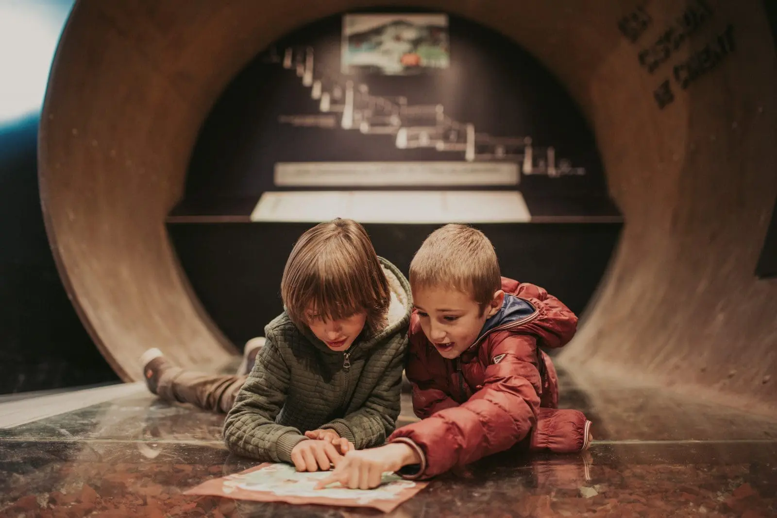 Dos nens al Museu del Tren del Ciment / Dos niños en el Museo del Tren del Ciment