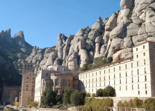 Vista del Santuari de Montserrat i els seus voltants / 