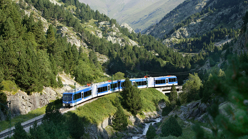 El tren de Núria Rack en una vall - El Cremallera del Nuria en un valle