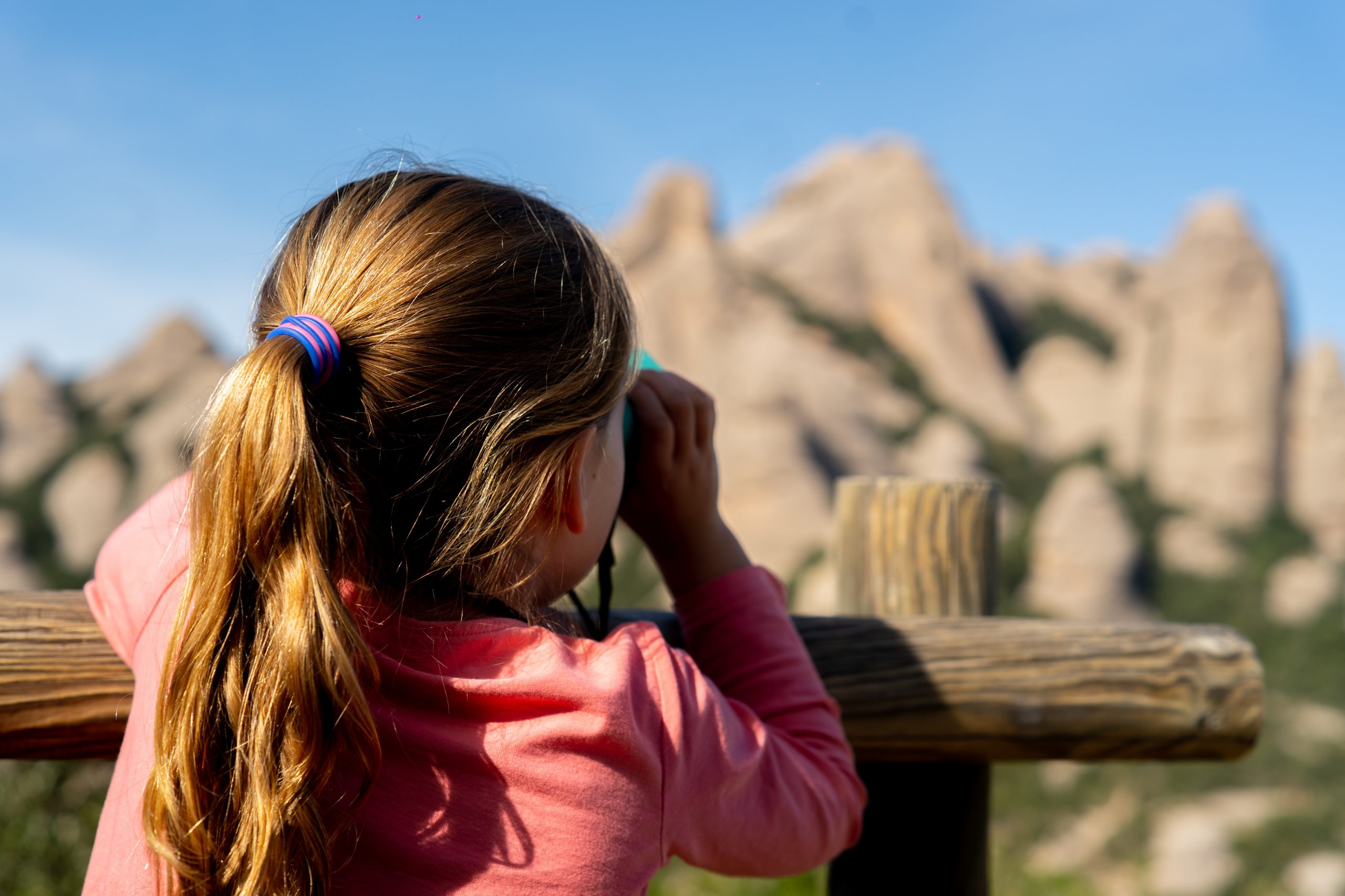 Una noia observant la Serra de Montserrat / Una niña observando la Sierra de Montserrat