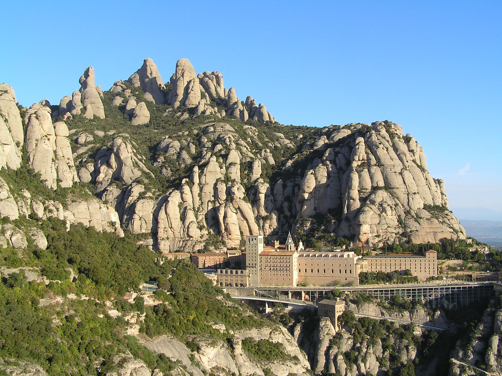 Vista del Santuari i del Parc Natural de Montserrat /