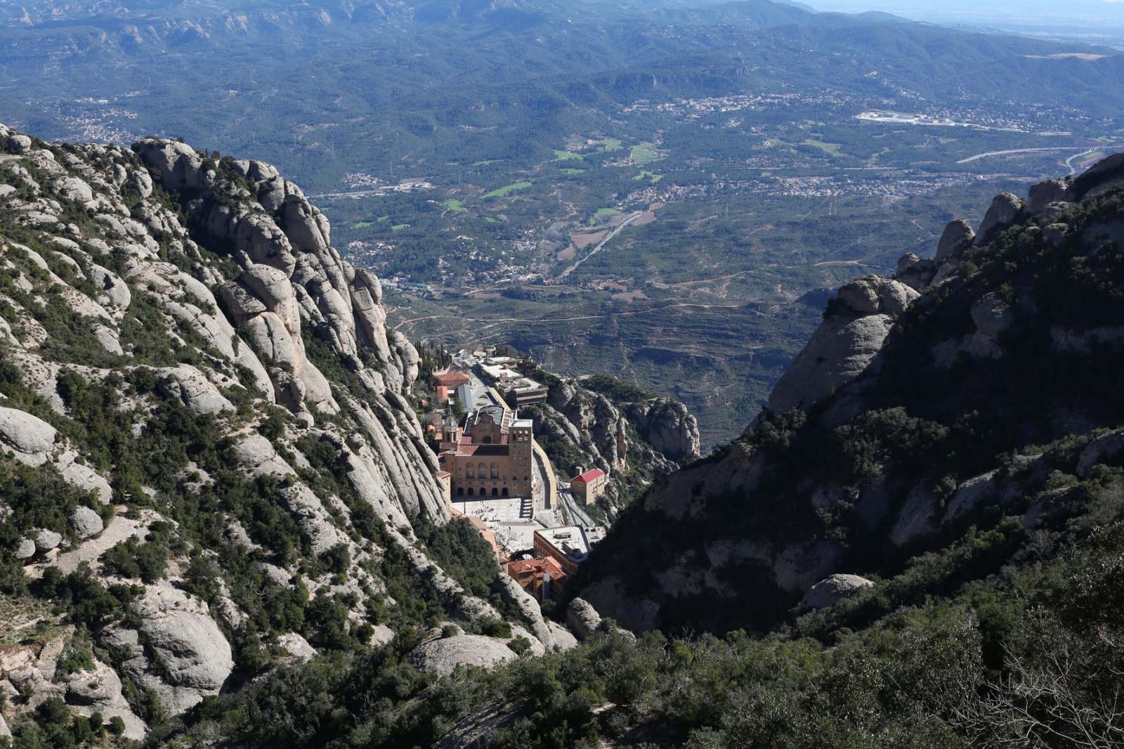 Vista del Santuari i del Parc Natural de Montserrat -