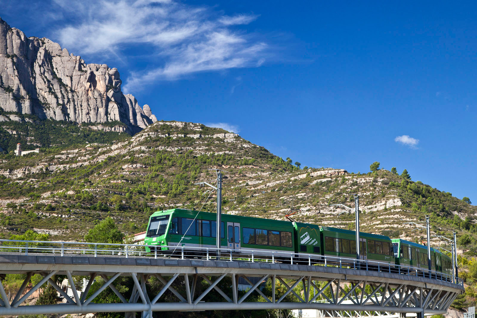 El Cremallera de Montserrat al seu pas per un pont / El Cremallera de Montserrat pasando por un puente