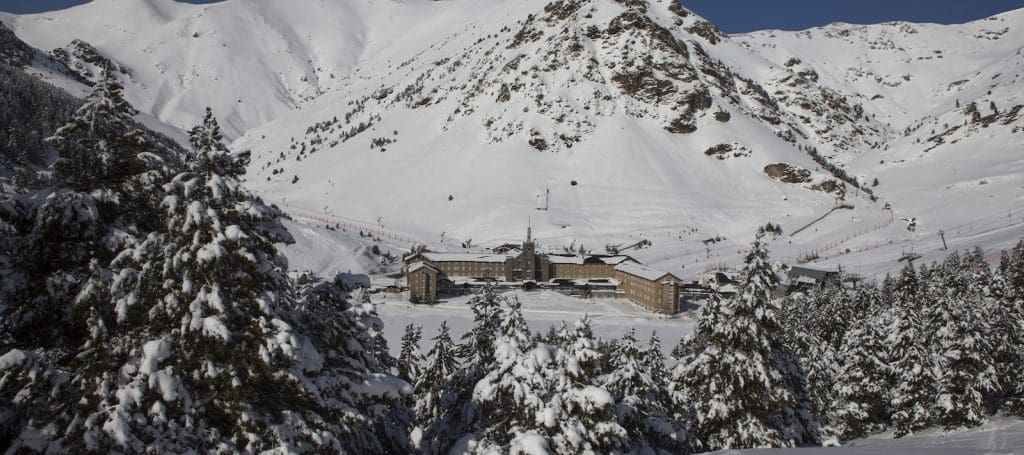 El Santuari i la Vall de Núria coberts de neu /