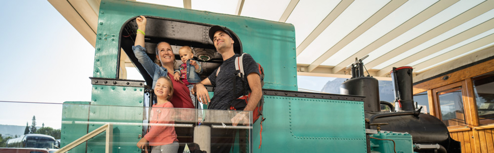 Una família en un dels trens / Una familia en uno de los trenes