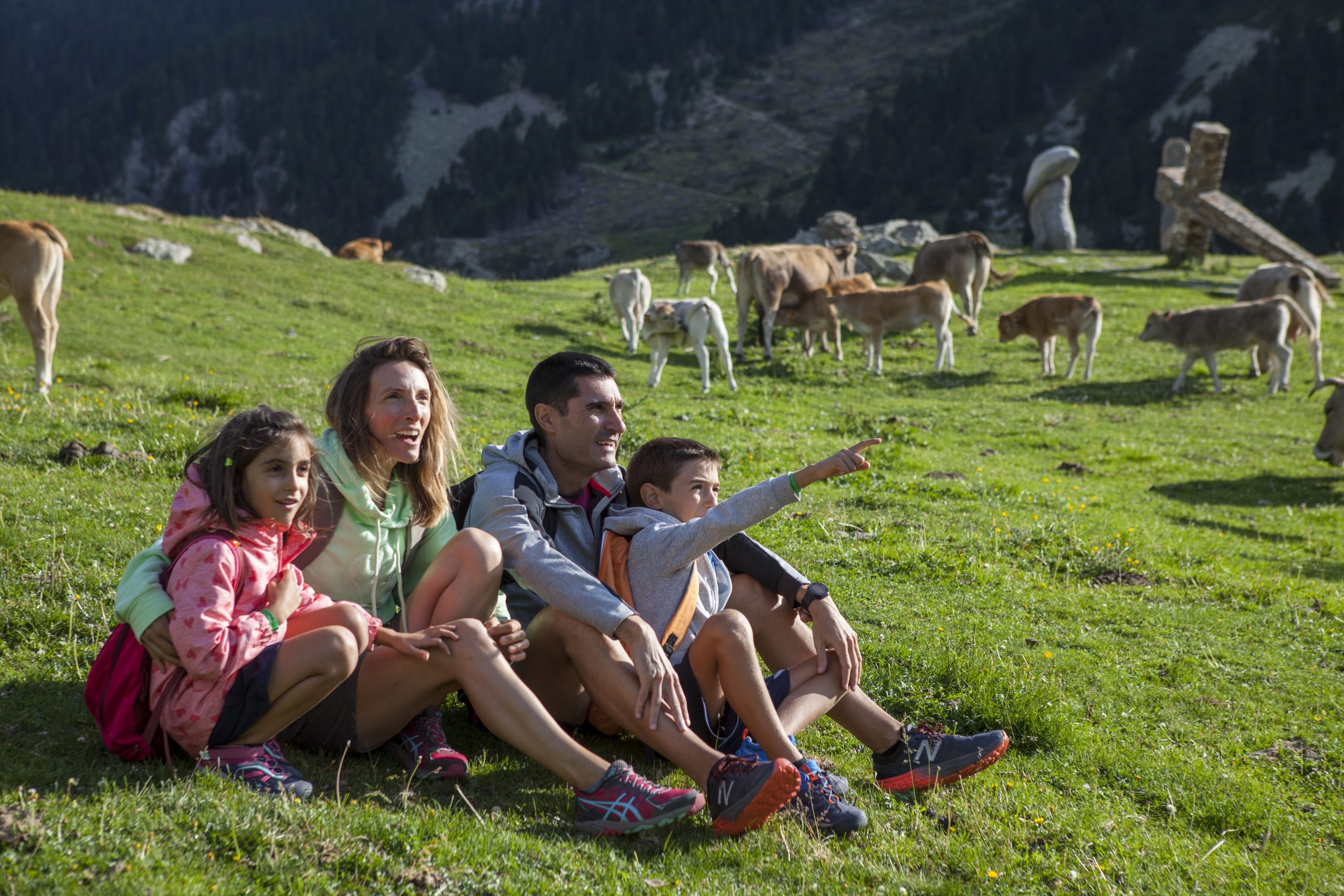 Una família gaudint de la Vall de Núria - Una familia disfrutando del Valle del Nuria