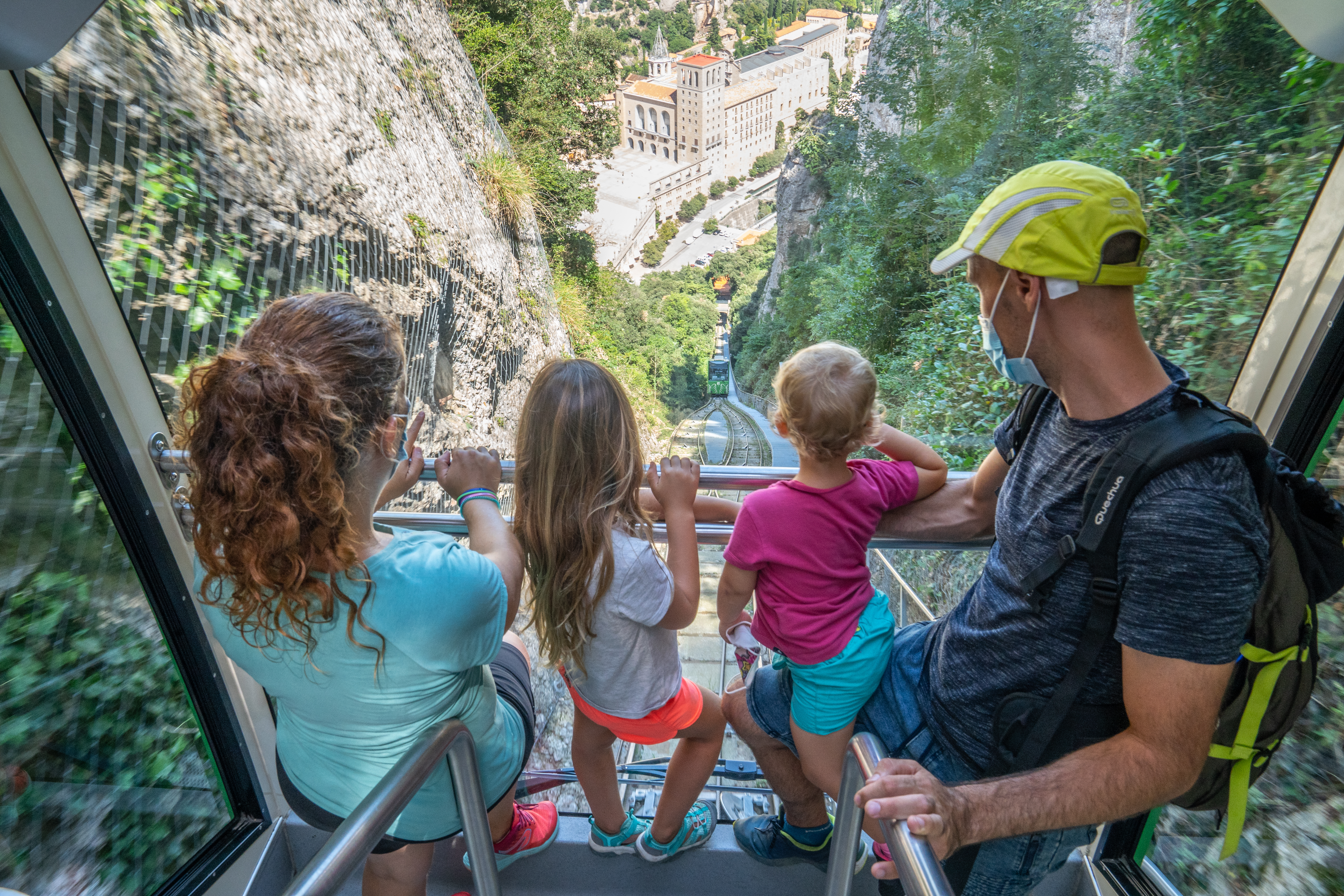Una família observant el Santuari des del funicular de la Santa Cova / Una familia observando el Santuario desde el funicular de la Santa Cova