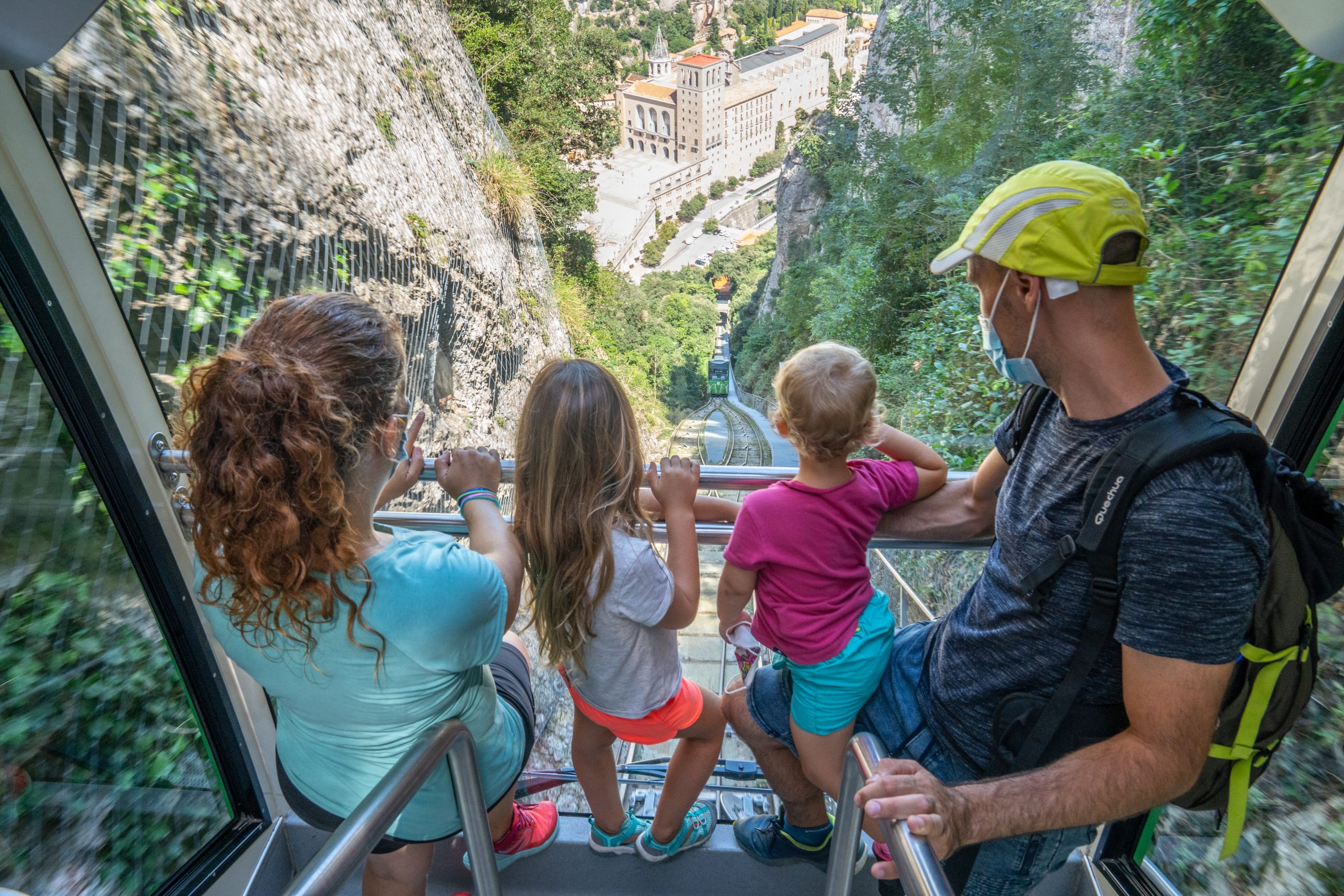 Una família observant el Santuari des del funicular de la Santa Cova - Una familia observando el Santuario desde el funicular de la Santa Cova