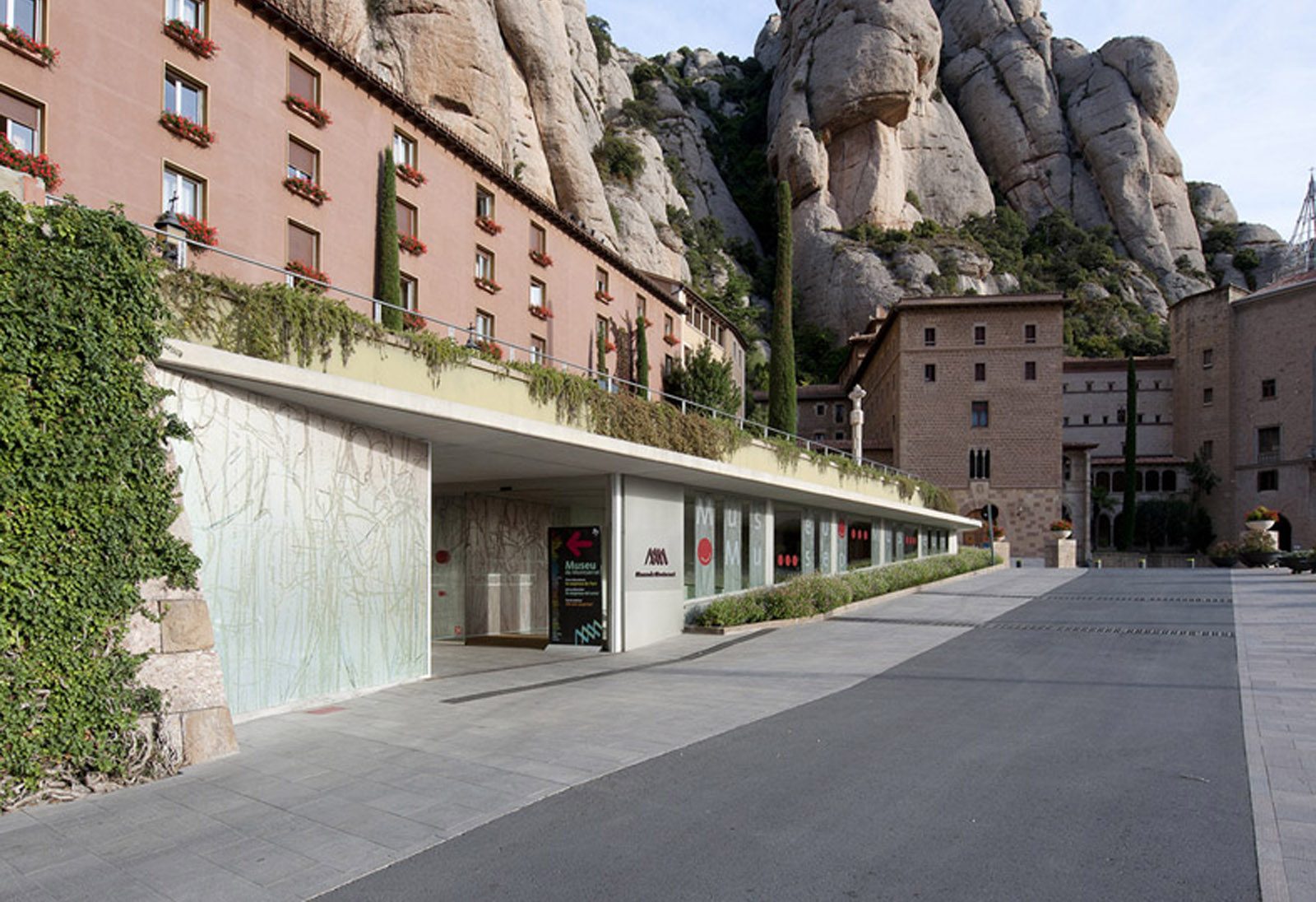 Entrada al Santuari de Montserrat - Entrada al Santuario de Montserrat