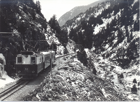 Un dels primers cremalleres en un paisatge nevat / Uno de los primeros trenes del Cremallera en un paisaje nevado