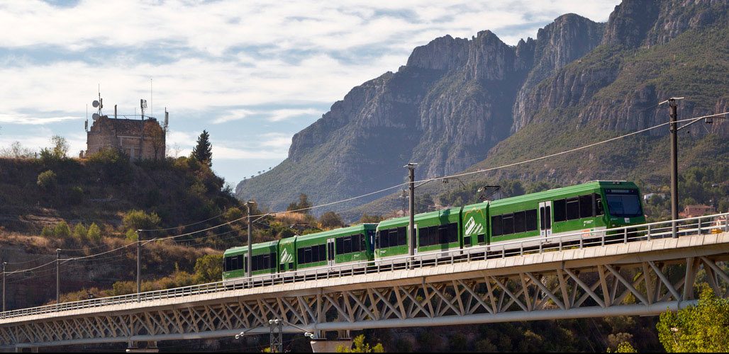 El tren de Montserrat passa per sobre d´un pont metàl·lic / El tren de Montserrat pasando sobre un puente metálico