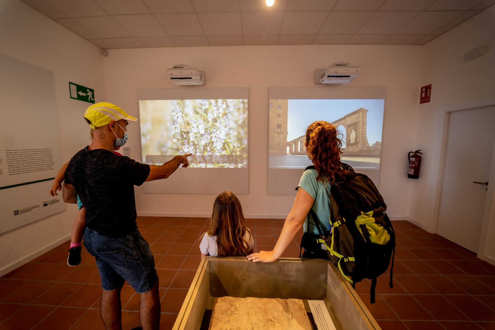 Una familia visitando el Centro de Interpretación del Geoparque y Parque Natural