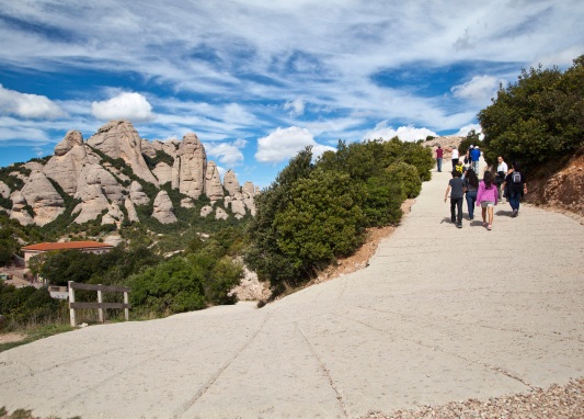 Visitants en una ruta pel Parc Natural de Montserrat / Visitantes en una ruta del Parque Natural de Montserrat