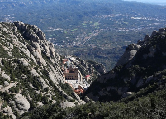 Vista del Santuari i del Parc Natural de Montserrat / 