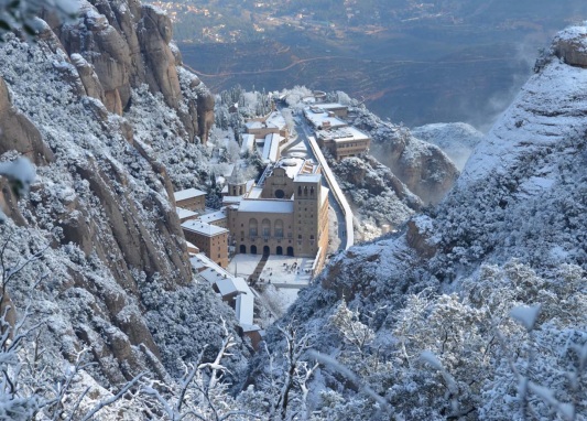 El Santuari de Montserrat cobert de neu / El Santuario de Montserrat cubierto por la nieve