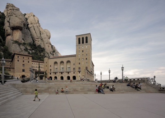 El Santuari de Montserrat vist des de la plaça / El Santuario de Montserrat visto desde la plaza