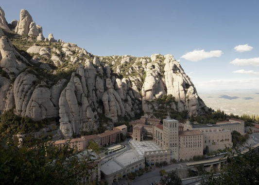 Vista aèria del Santuari de Montserrat i els seus voltants / Vista aerea del Santuario de Montserrat y su entorno