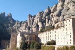 Vista del Santuari de Montserrat i els seus voltants /