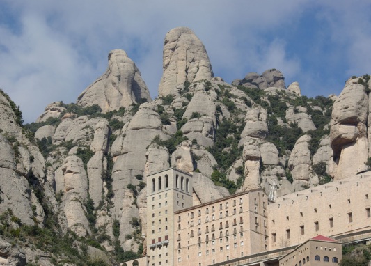 El Santuari de Montserrat i els seus voltants, vist des de baix / El Santuario de Montserrat y su entorno, vistos desde abajo