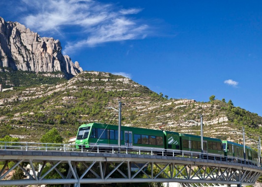 El Cremallera de Montserrat al seu pas per un pont / 