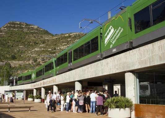 Visitants a l´estació del cremallera de Montserrat / Visitantes en la estación del Cremallera de Montserrat