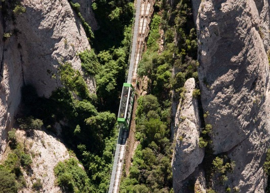 Vista aèria d´un dels trens del Funicular de Sant Joan / Vista aerea de uno de los trenes del Funicular de Sant Joan