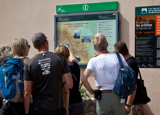 Un grup de persones estudiant una ruta a Montserrat / Un grupo de personas estudiando una ruta en Montserrat