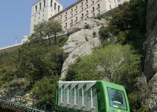 El Santuari i un tren del Funicular de La Santa Cova / El Santuario y un tren del Funicular de Santa Cova