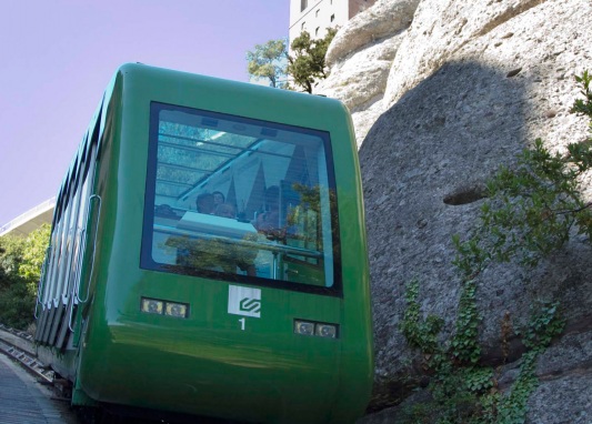 Vista frontal de un tren del Funicular de Santa Cova / 