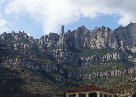 Vista llunyana de la muntanya de Montserrat
