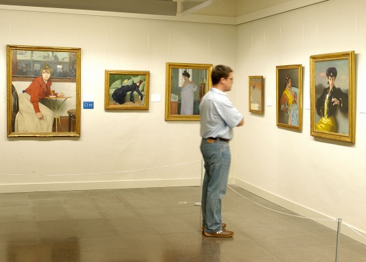 Un visitante disfrutando de los cuadros de la exposición