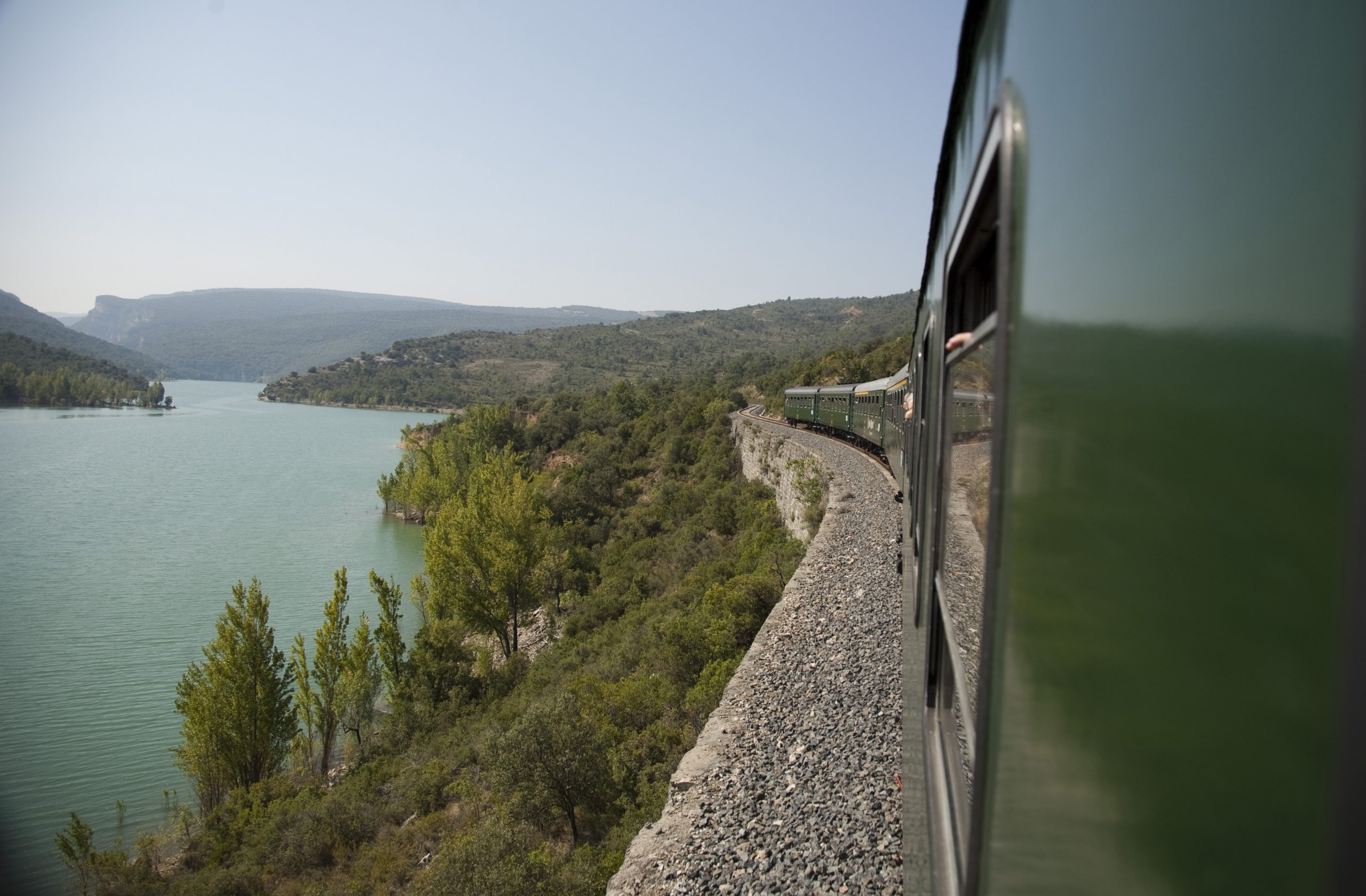 El tren y el magnífico paisaje visto durante el viaje / El tren y el magnífico paisaje vistos durante el trayecto