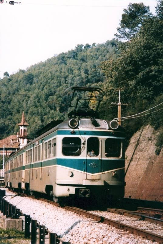 Foto antiga, en color, del tren Granota circulant